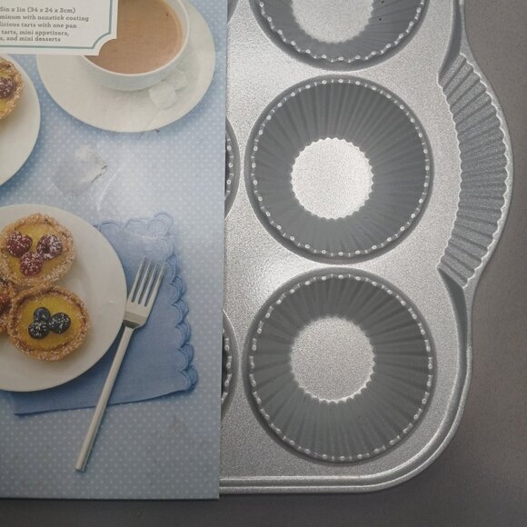 Martha Stewart Collection Tartlet Pan 13.5" x 9.5" x 1" Heavy Cast Aluminum NWT - Picture 2 of 9